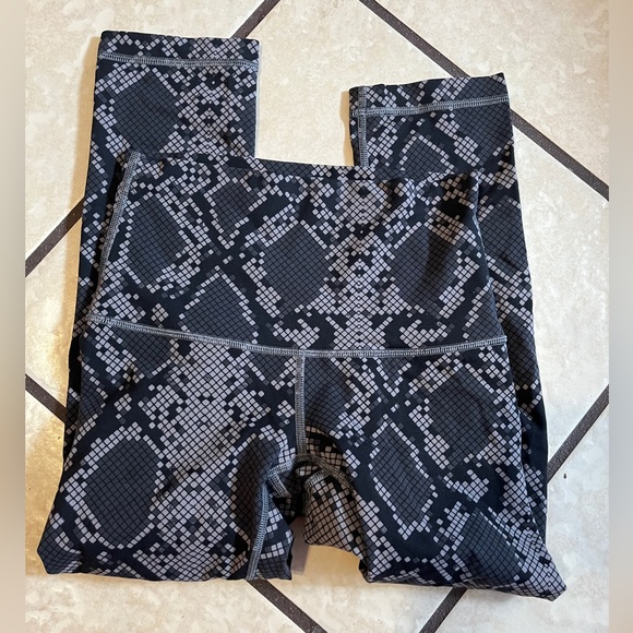 NWOT Lululemon leggings - Picture 2 of 3